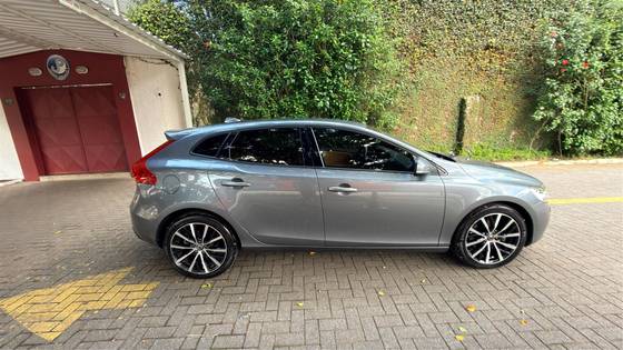 VOLVO V40 2.0 T4 MOMENTUM GASOLINA 4P AUTOMÁTICO VOLVO V40 2.0 T4 MOMENTUM GASOLINA 4P AUTOMÁTICO